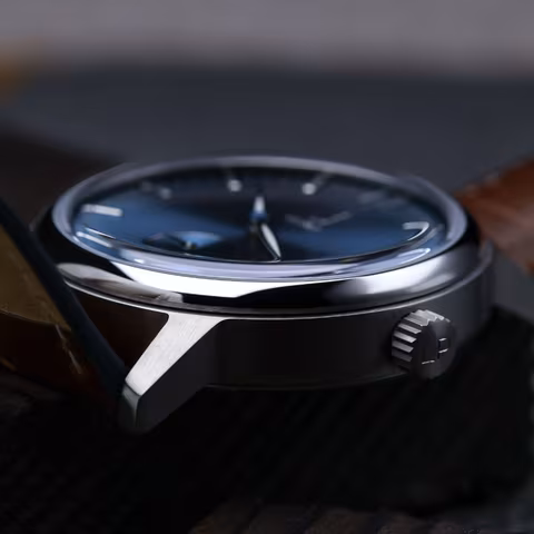 Side profile of the polished stainless steel case and box crystal.
