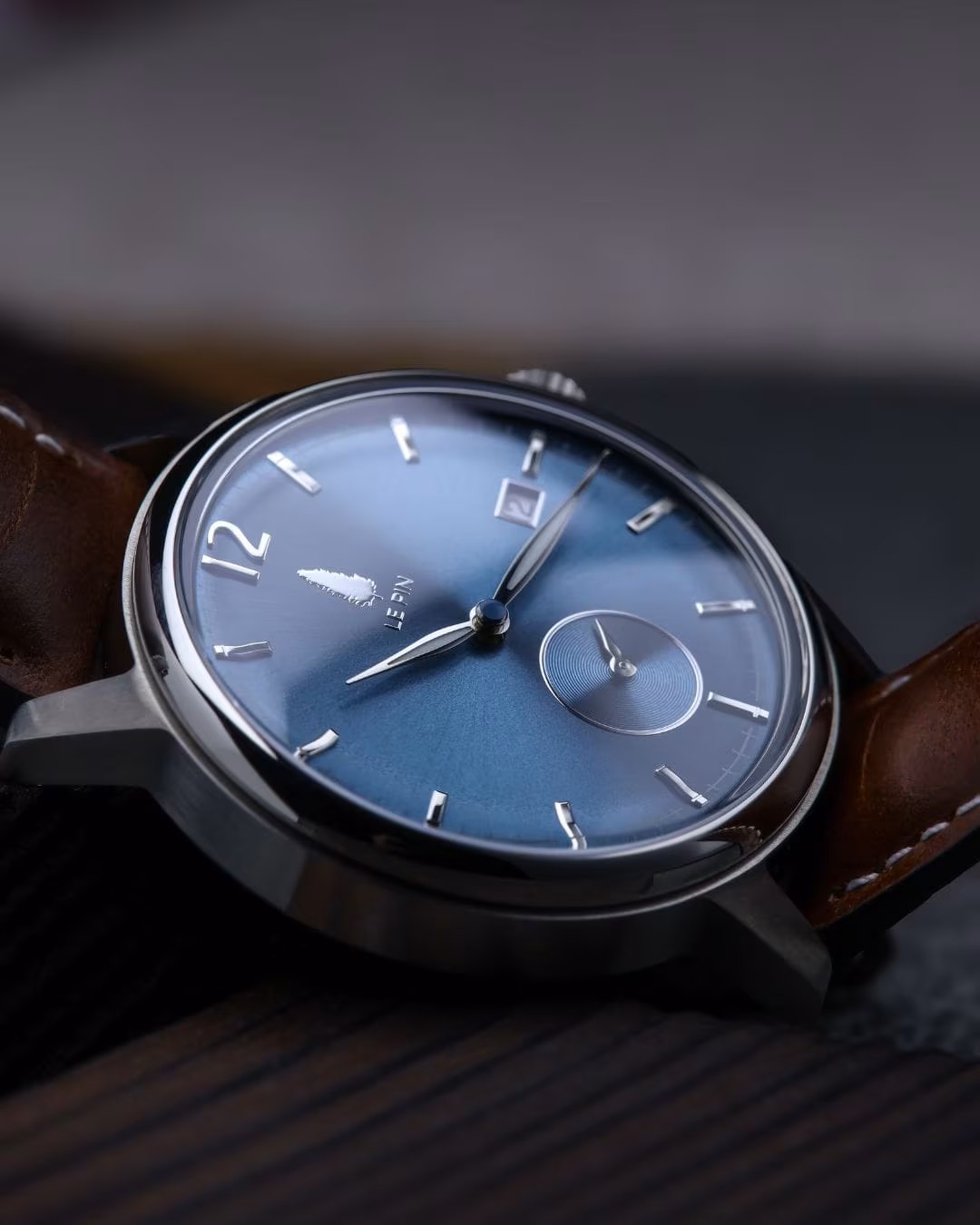 Profile of the titanium case.